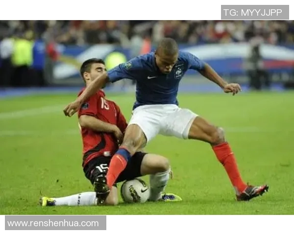 足球明星雷米大叔的传奇人生与绿茵场上的辉煌瞬间揭秘 足球明星雷米大叔的传奇人生与绿茵场上的辉煌瞬间揭秘